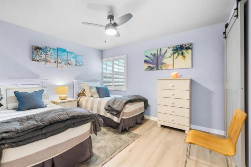 Un pat sau paturi într-o cameră la Sandy Beach Retreat