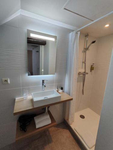 Bilik mandi di Demeures & Châteaux - Hôtel de la porte Saint-Malo - DINAN