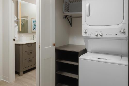 uma cozinha com um fogão branco e um lavatório em WaterWalk Phoenix - North Happy Valley em Phoenix