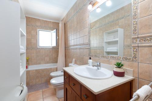 W łazience znajduje się umywalka, toaleta i lustro. w obiekcie Can Pep De Sa Rota w mieście San Antonio