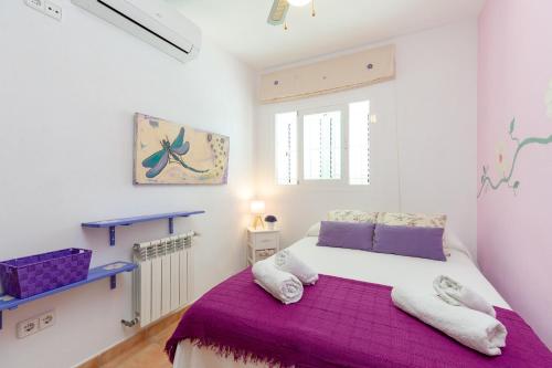 サンアントニオにあるCan Pep De Sa Rotaのベッドルーム(紫の毛布付きのベッド1台付)