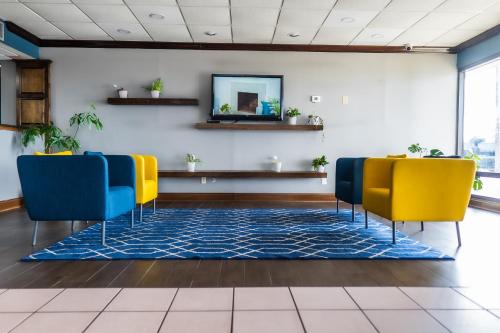Χώρος καθιστικού στο Baymont by Wyndham London KY