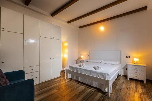 La Dimora del Duca Classic في Giungano: غرفة نوم بسرير وخزانة واريكة