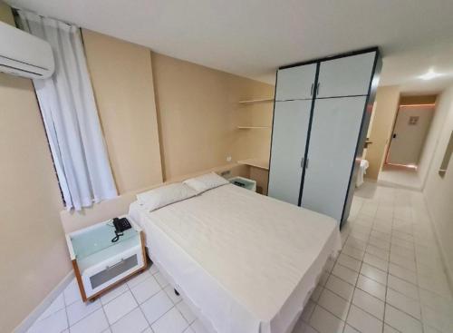 um quarto com uma grande cama branca num quarto em VICTORY BUSINESS FLAT TAMBAU em João Pessoa