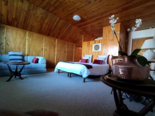 a bedroom with two beds and a couch at NOMAD ALP B&B in Marthod