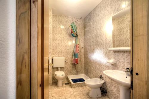 een badkamer met een toilet en een wastafel bij White house in the forest in Pučišća