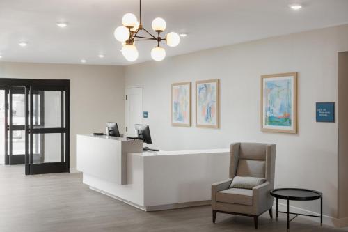 an office with a reception desk and a chair at WaterWalk Extended Stay by Wyndham Phoenix N Happy Valley in Phoenix