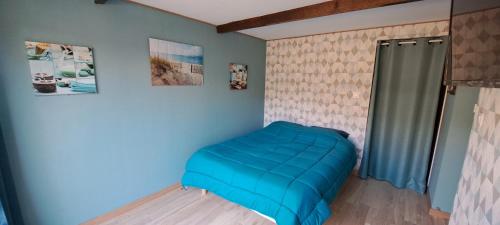 een blauwe poef in een hoek van een kamer bij Ty Coeur Breizh in Saint-Aignan