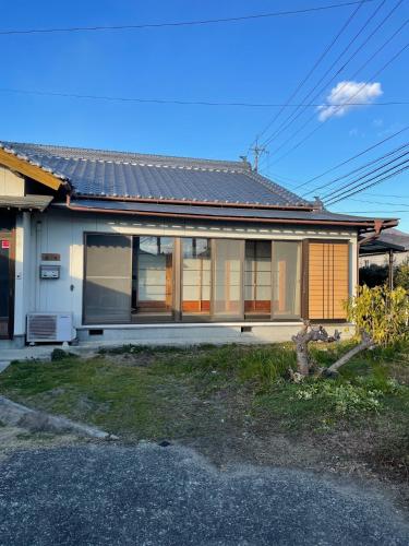 ein Haus mit einem Sonnendach darüber in der Unterkunft brompton tabinoyado - Vacation STAY 67353v in Awa