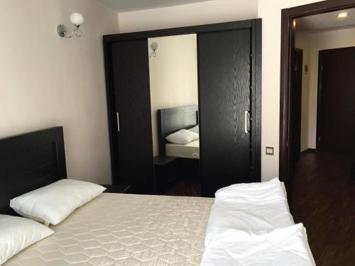 Cama ou camas em um quarto em Baka's Apartment in Gudauri