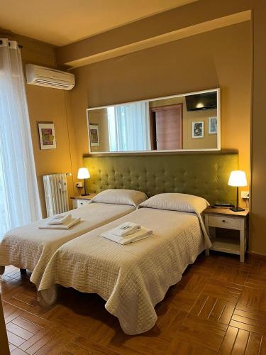 ein Schlafzimmer mit einem großen Bett und einem Spiegel in der Unterkunft B&B Corso Porta Nuova 39 in Verona