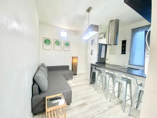 A seating area at Piramides 1 Apartment