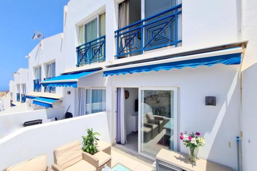 widok na balkon domu z niebieskimi balkonami w obiekcie V&V Amadores Apartment w mieście Puerto Rico de Gran Canaria