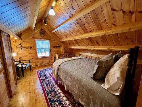 Kama o mga kama sa kuwarto sa Log Home w Mountain Views Near Windham & Hunter Ski Resorts