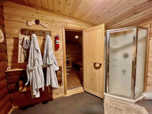 baño con ducha y toallas en la pared en Log Home w Mountain Views Near Windham & Hunter Ski Resorts, en Maplecrest