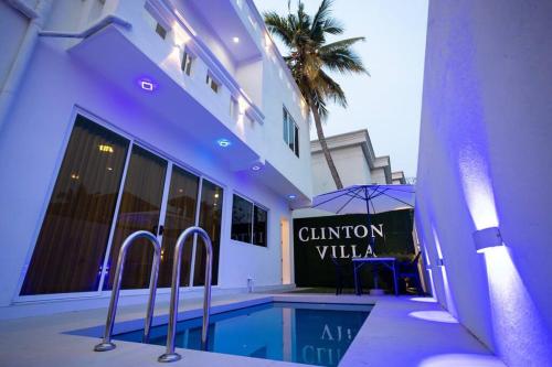 Villa con piscina frente a un edificio en Clintonvilla 4-bedroom with pool near to Airport, en Negombo