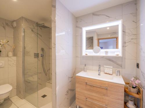 une salle de bain avec une douche, un lavabo et des toilettes dans l'établissement Appartement haut standing près des pistes avec parking, WiFi - FR-1-563-128, à Courchevel