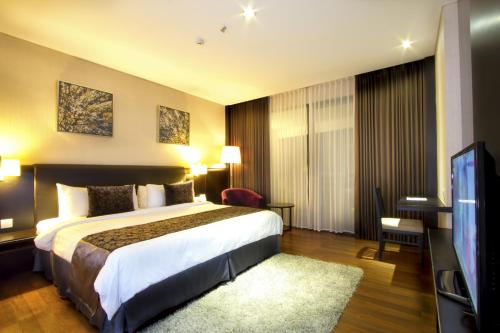 Una cama o camas en una habitación de Estrella Hotel & Conference
