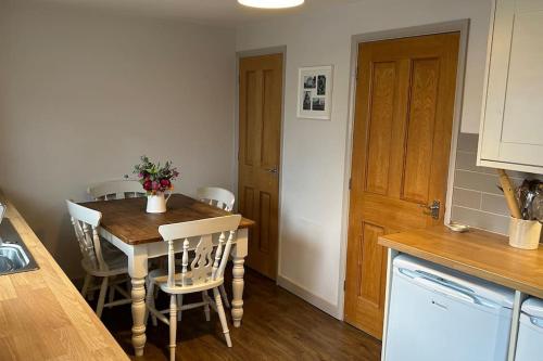 Una cocina o cocineta en Cosy 2 bed, home from home