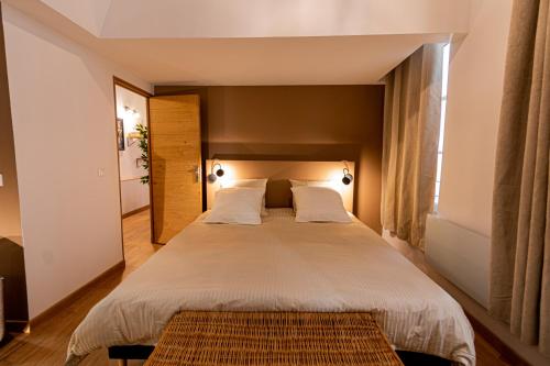 - une chambre avec un grand lit et des draps blancs dans l'établissement Loft au bèu mitan - 50m2, à Grasse