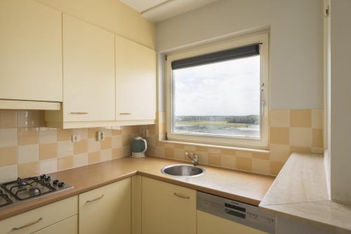 Een keuken of kitchenette bij Luxe vakantieappartement met uitzicht op zee - Port Scaldis 11-082