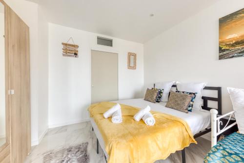 1 dormitorio con 1 cama con toallas en Les Bleus de Paris studio flat, en Gentilly