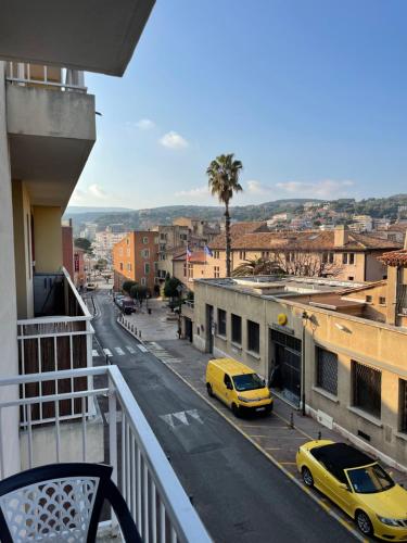 widok z balkonu na ulicę miejską z taksówkami w obiekcie Moderne T2 cassis plein centre Climatisé - 200 m du port w Cassis