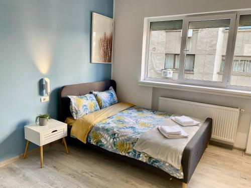 Ένα ή περισσότερα κρεβάτια σε δωμάτιο στο Sapphire Apartment In The Center Of Bucharest