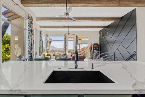Kuhinja oz. manjša kuhinja v nastanitvi Luxe Fountain Hills Home with Infinity Pool!