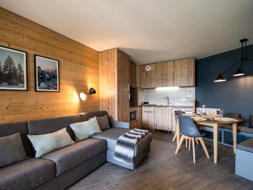 un salon avec un canapé et une table et une cuisine dans l'établissement Superbe appartement 56m², accès pistes, terrasse sud, 1 suite parentale, proche centre et ESF - FR-1-634-5, à Avoriaz