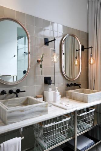 a bathroom with two sinks and two mirrors at LOtel-Casa Arca in San Miguel de Allende