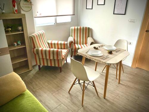 uma sala de estar com mesa e cadeiras em Apartamento Vistafranca em Málaga