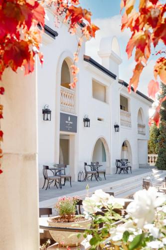 a courtyard of a building with benches and flowers at The Lodge at Healdsburg, Tapestry Collection by Hilton in Healdsburg