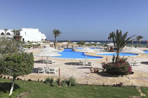 Bazén v ubytování Three Corners Equinox Beach Resort nebo v jeho okolí