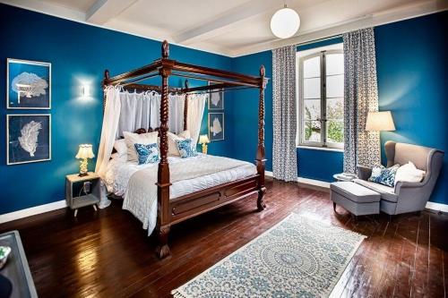 Ένα ή περισσότερα κρεβάτια σε δωμάτιο στο La Chasse au Bonheur Piscine-Wifi