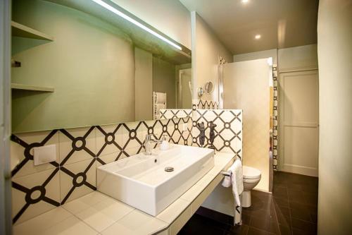 Ένα μπάνιο στο La Chasse au Bonheur Piscine-Wifi