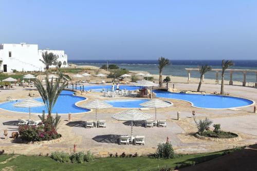 Bazén v ubytování Three Corners Equinox Beach Resort nebo v jeho okolí