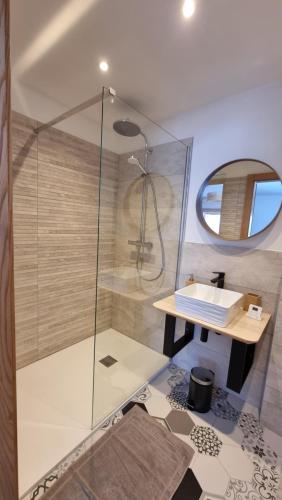 łazienka z prysznicem, umywalką i lustrem w obiekcie Chalet Terejo & spa w mieście Ventron