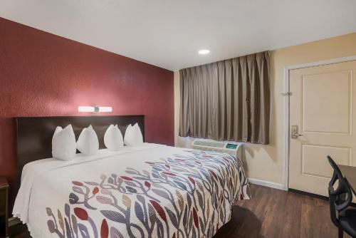 Katil atau katil-katil dalam bilik di Red Roof Inn Stockton