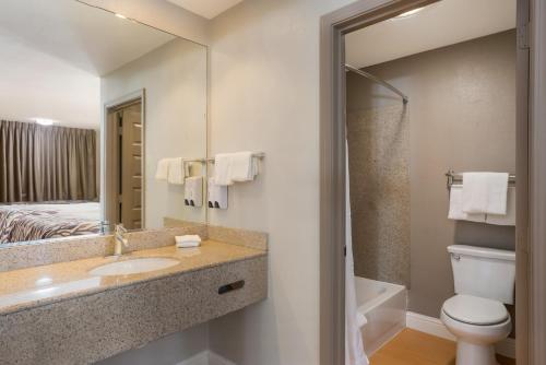 Bilik mandi di Red Roof Inn Stockton