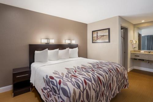 Katil atau katil-katil dalam bilik di Red Roof Inn Stockton