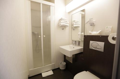 Koupelna v ubytování Hôtel Au Petit Caporal