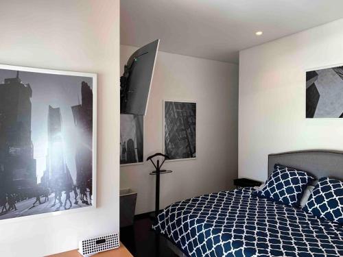 1 dormitorio con 1 cama y una foto en la pared en Milán, en Ciudad de México