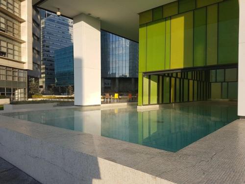 un edificio con piscina en una ciudad en Milán, en Ciudad de México