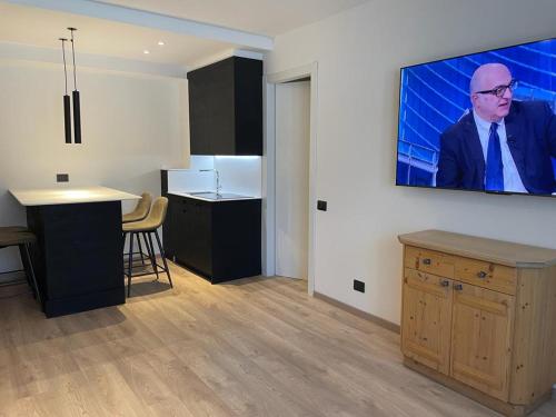 A television and/or entertainment centre at Appartamento del rosengarten