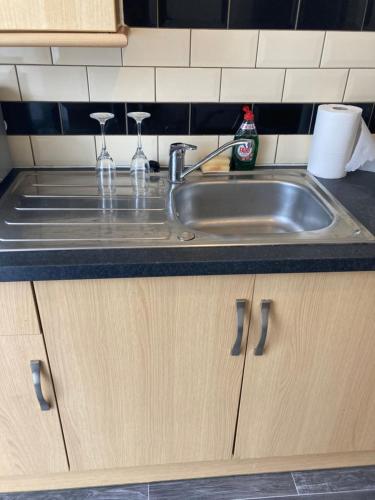 encimera de cocina con fregadero de acero inoxidable en Lovely Studio Flat @ 10C Nearby Sea Front, en Ryde