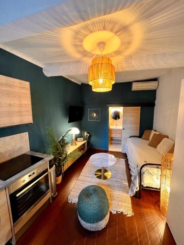 un petit salon avec un lit et une table dans l'établissement CALANQUE DE PORT PIN, à Cassis