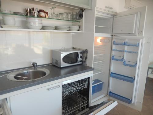 O bucătărie sau chicinetă la Apartments Oklopčić