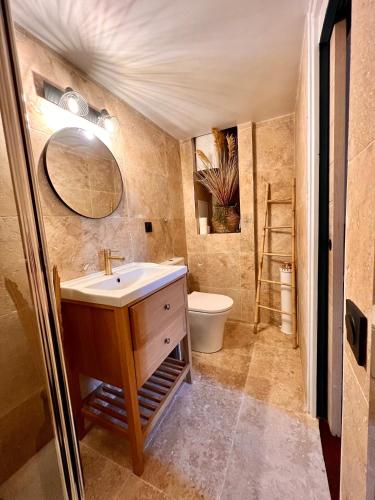 une salle de bain avec un lavabo et des toilettes dans l'établissement CALANQUE DE PORT PIN, à Cassis