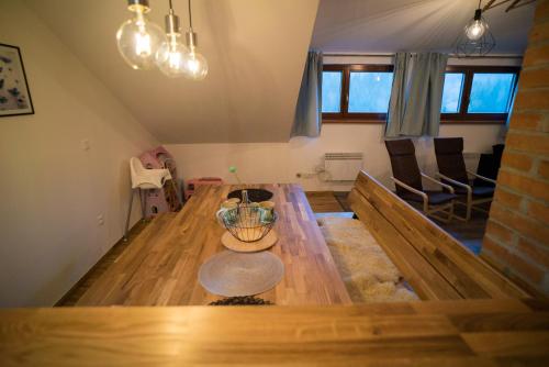 um quarto com uma mesa de madeira e uma sala de jantar em Apartmán Remedy em Loučná nad Desnou